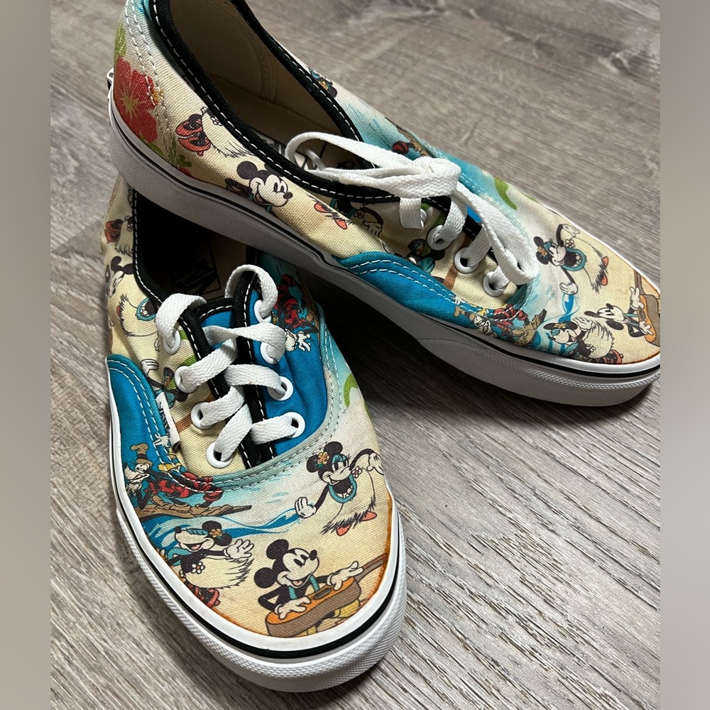 Vans Disney Aloha Lace Up Sneaker- W7 M5.5